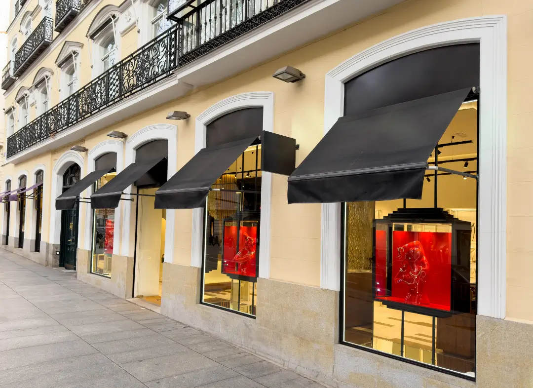 Façade vitrine de magasin en aluminium sur mesure à Cugnaux